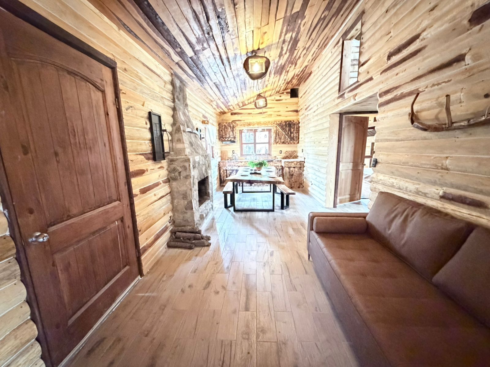 Sala y chimenea de piedra dentro de la cabaña